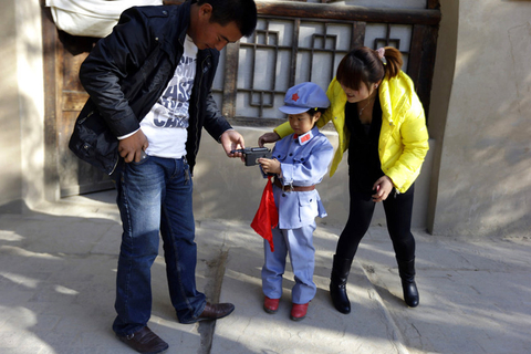 10月19日，游客体验“保卫延安”。  Ng Han Guan/东方IC