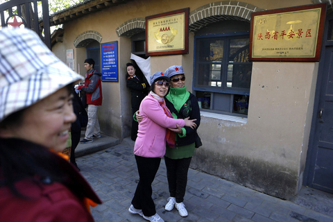 10月19日，游客体验“保卫延安”。  Ng Han Guan/东方IC