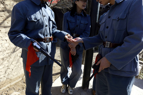 10月19日，表演人员穿着抗日战争时期的服装，再现了“保卫延安”的场景。  Ng Han Guan/东方IC