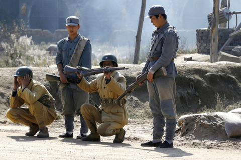 10月19日，表演人员穿着抗日战争时期的服装，再现了“保卫延安”的场景。  Ng Han Guan/东方IC