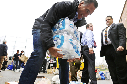 罗姆尼“顶风”造势协助救灾