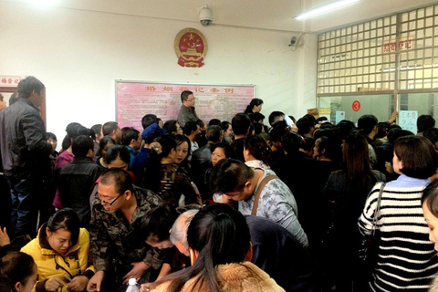 2012年10月30日,云岩区民政局婚姻登记处当地村民排队离婚.