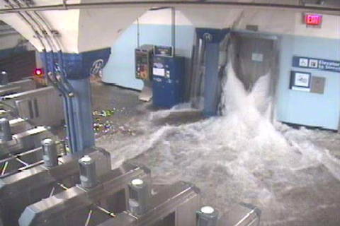 10月29日，美国新泽西州霍博肯市，监控摄像头拍到的大水淹没地铁站的场景。  东方IC