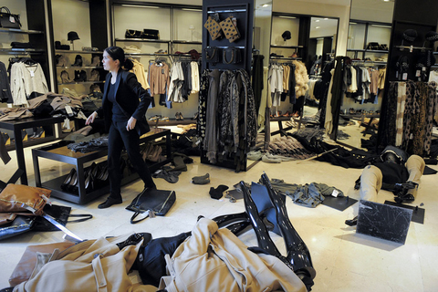 10月31日，西班牙巴塞罗那，游行队伍途径一家Zara服装店进店抗议，店内摆设被推倒，一片狼藉。   JOSEP LAGO/东方IC