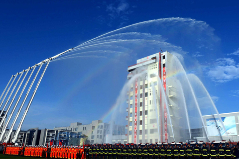 10月10日，北京市消防局举行十八大保卫誓师大会，同时八个新成立的消防中队揭牌，67辆新购置的消防车及高精尖消防装备现场进行展示。  京华时报/东方IC