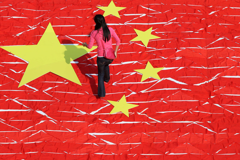 9月23日，江苏省南通市崇川区任港街道任港社区居民用500多条红领巾拼成了面积达50多平方米的五星红旗。  CFP