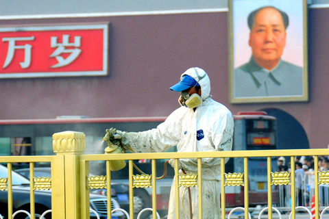 8月25日，北京，工人正在喷刷天安门广场周边的护拦，迎接“国庆”和“十八大”的到来。  龚文豹/东方IC