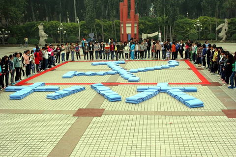 10月21日，在山东聊城大学新生们将军被摆放成巨型党徽和十八大字样。   赵玉国/东方IC