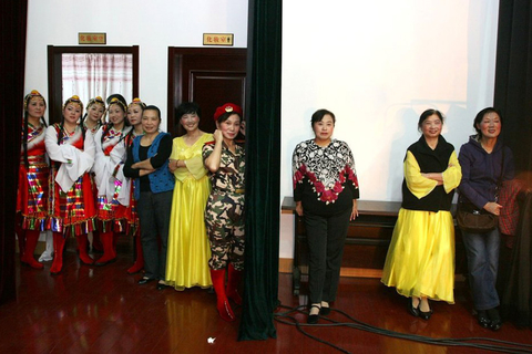 10月24日晚，武汉，湖北省未成年犯管教所退休民警职工为未成年犯作“喜迎十八大 情系失足少年”帮教演出。   楚林/东方IC