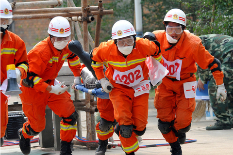 10月24日，江西南昌，抚州消防官兵在危机救生的比赛中。   王小伟/东方IC