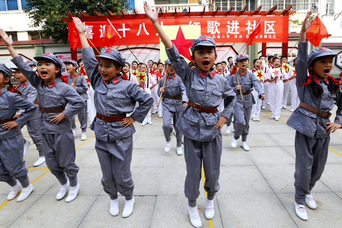 10月27日，小学生们正在演唱红色歌曲《闪闪红星》。  万善朝/东方IC