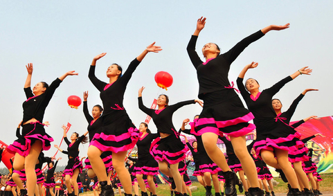 10月27日，山东邹平县明集镇农民舞蹈队在表演舞蹈《中华全家福》。   董乃德/东方IC