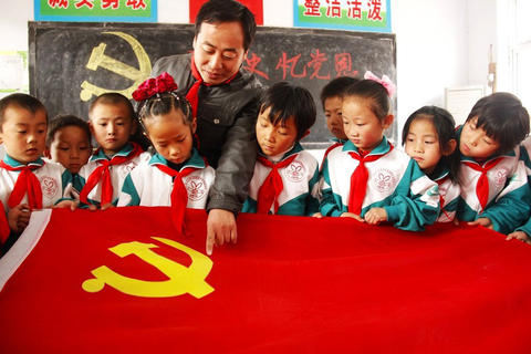 10月30日，河北省广平县北温中学附属小学老师正在给学生讲党旗的组成。  程学虎/东方IC