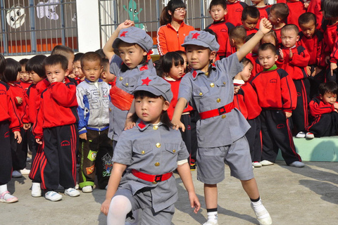 10月31日，江西省德兴市泗洲镇铜矿中心幼儿园200名小朋友（图为部分小朋友）在老师的指挥下齐声合唱《我爱北京天安门》。   国泰/东方IC