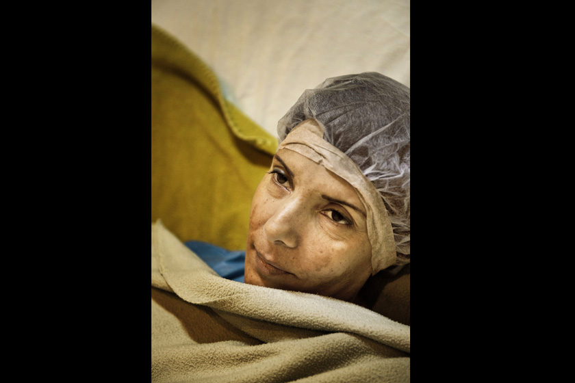 当地时间2012年6月18日，哥伦比亚波哥大，Brenda Fuentes等待进入手术室。      Moa Karlberg/东方IC _实拍哥伦比亚美容整形之旅