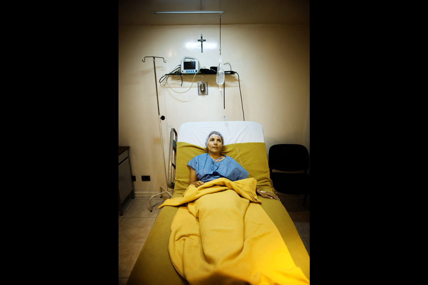 当地时间2012年6月18日，哥伦比亚波哥大，Brenda Fuentes等待进入手术室，她心意已定，一点也不担心。   Moa Karlberg/东方IC _实拍哥伦比亚美容整形之旅