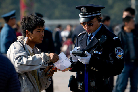 11月1日，民警在核实身份。  Ed Jones/东方IC