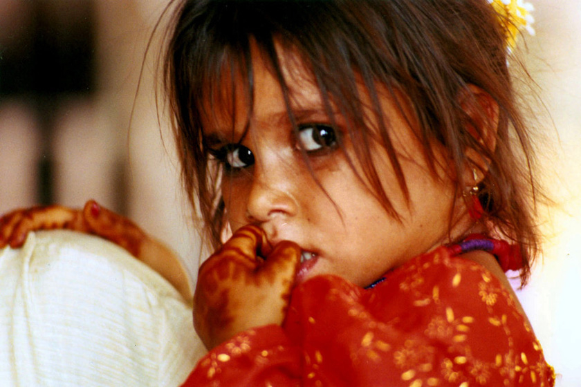 当地时间2002年5月15日，印度拉贾斯坦，3岁的Sharda在Karma Khera寺等待她的婚礼。    PRAKASH HATVALNE/东方IC_揭秘印度童婚陋习 娃娃新娘3岁出嫁