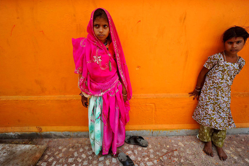 当地时间2011年5月6日，印度拉治加，一名刚刚完婚的儿童新娘站在寺庙里。    Prakash Hatvalne/东方IC_揭秘印度童婚陋习 娃娃新娘3岁出嫁