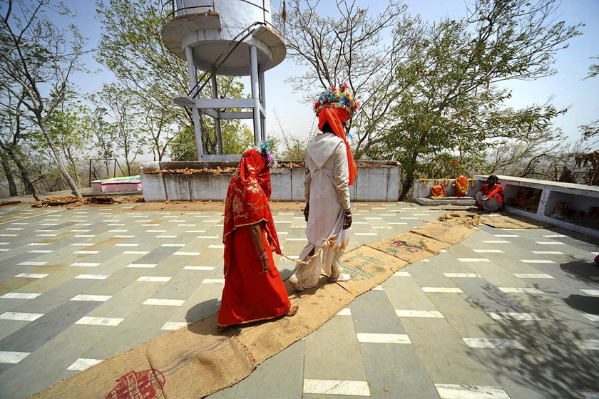当地时间2010年5月16日，印度拉治加，一对未成年新婚夫妇走在寺院里。     Prakash Hatvalne/东方IC_揭秘印度童婚陋习 娃娃新娘3岁出嫁