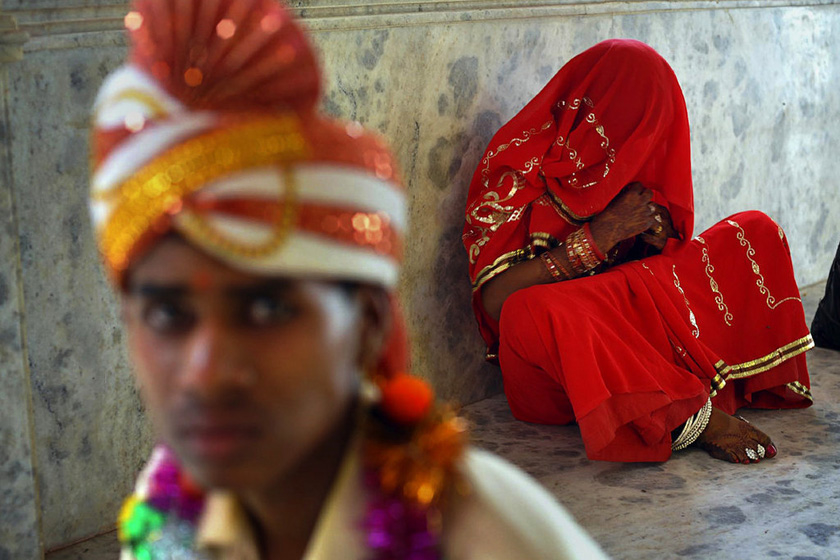 当地时间2010年5月16日，印度拉治加，新郎Bhagwan Das与他的新娘参加完集体婚礼后休息。   Prakash Hatvalne/东方IC_揭秘印度童婚陋习 娃娃新娘3岁出嫁