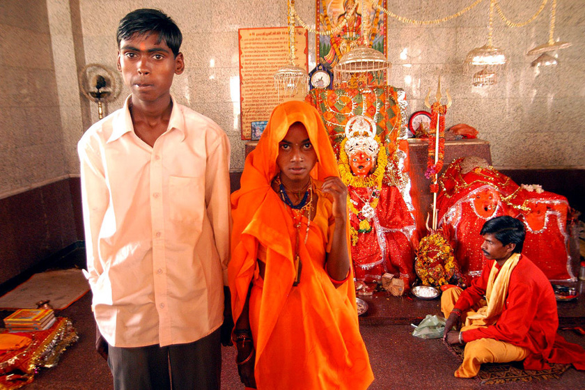 当地时间2006年4月30日，印度拉治加，11岁的Anita与她16岁的新郎Birbal在婚礼上拍照。   PRAKASH HATVALNE/东方IC_揭秘印度童婚陋习 娃娃新娘3岁出嫁
