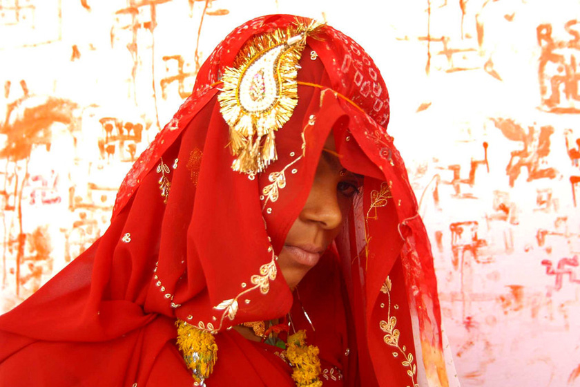 当地时间2005年5月12日，印度拉治加，15岁的新娘Rani在自己的婚礼上。    PRAKASH HATVALNE/东方IC_揭秘印度童婚陋习 娃娃新娘3岁出嫁