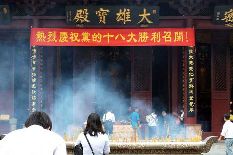 11月6日，大佛寺内横挂迎十八大条幅。     刘蛟/CFP