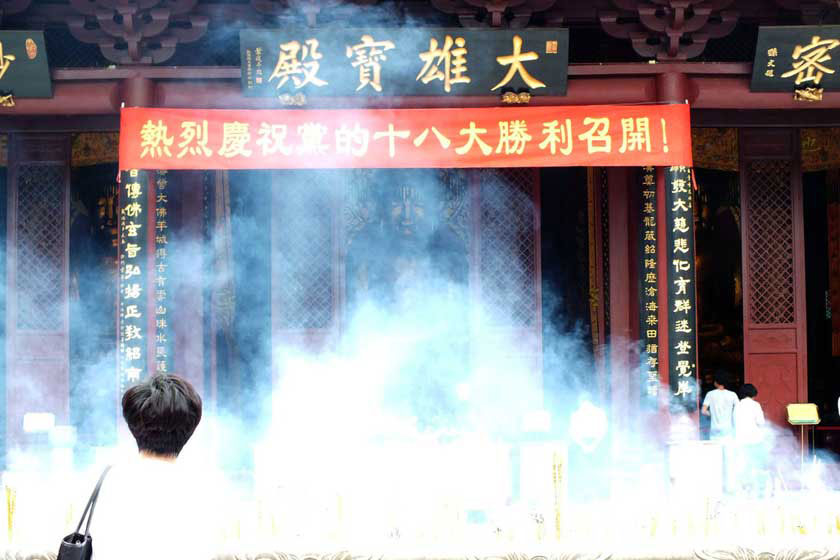 11月6日，大佛寺内横挂迎十八大条幅。     刘蛟/CFP_广州一寺院挂横幅迎十八大