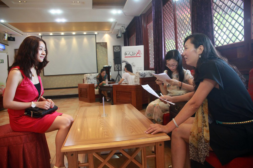 2012年8月19日，第二季中国企业家单身俱乐部派对甄选在北京启动，应征女宾与心理顾问交流。   晓晨/CFP_“中国式”富豪相亲