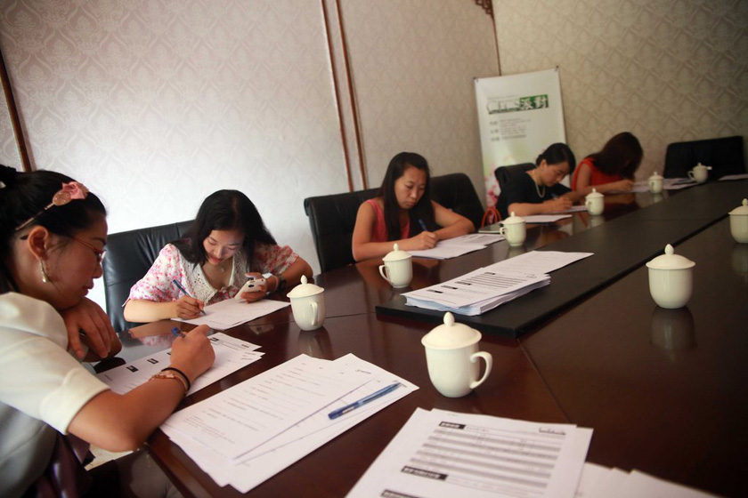2012年8月19日，第二季中国企业家单身俱乐部派对甄选在北京启动，应征女宾在填写个人信息。    晓晨/CFP_“中国式”富豪相亲