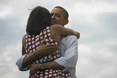 当地时间2012年11月6日，奥巴马赢得总统选举后第一时间更新twitter，发布了和夫人米歇尔拥抱在一起的照片。