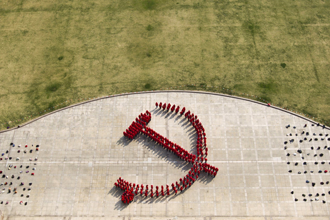11月6日，复旦大学的学生党员们组成巨型红色党徽图案。    Pen一杨/东方IC