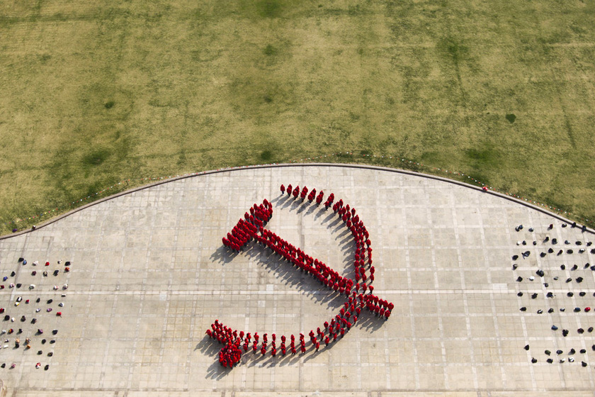 11月6日，复旦大学的学生党员们组成巨型红色党徽图案。    Pen一杨/东方IC_复旦大学新生党员组党徽图案迎十八大