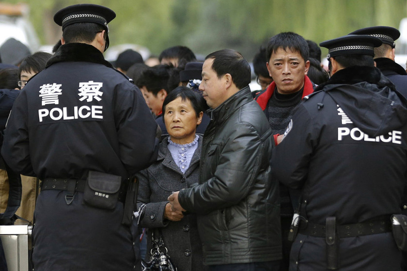 11月7日，北京，警察检查行人的身份证件。  Lee Jin-man/东方IC _北京十八大安保升级确保不出事