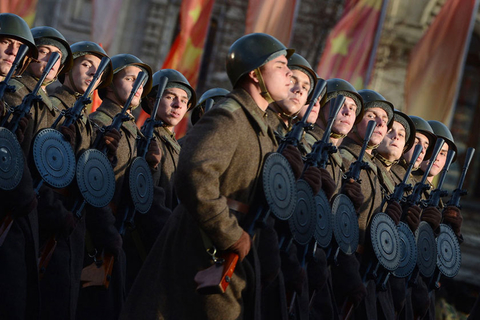 11月7日，莫斯科，阅兵式现场。   NATALIA KOLESNIKOVA/东方IC