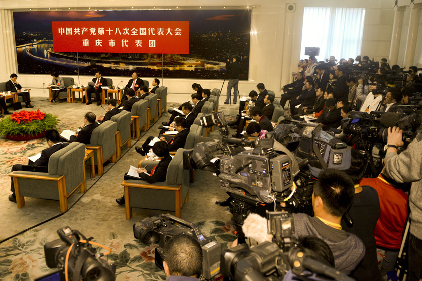 11月8日下午，重庆市代表团讨论对中外记者开放。  廖攀/中新社_重庆市代表团讨论对中外记者开放