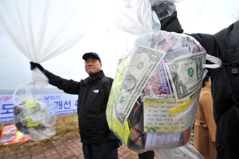 韩国右翼组织向朝鲜发送传单美元避孕套