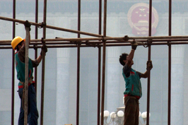 9月13日，北京天安门城楼前，工人在搭建脚手架。