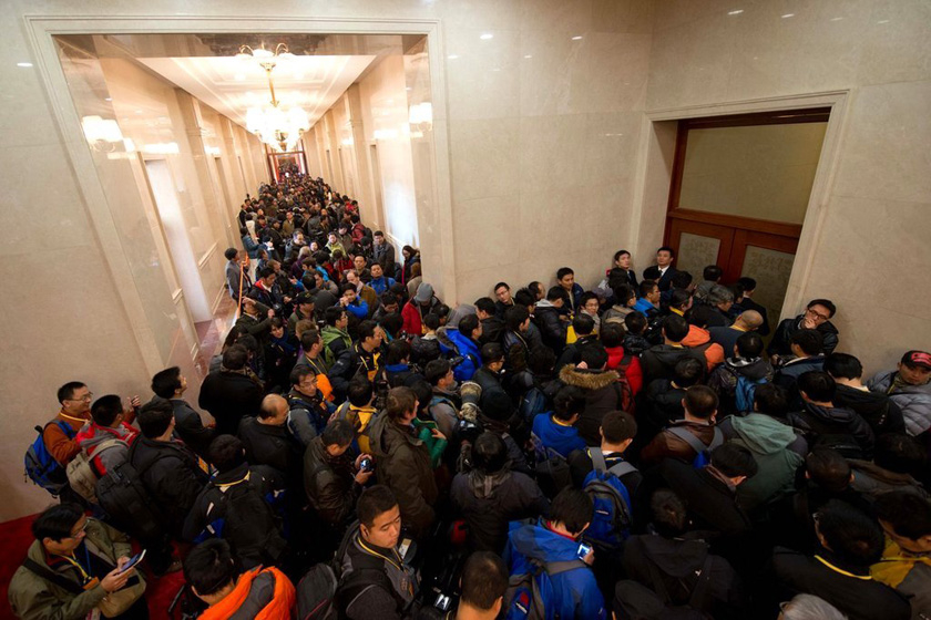 11月14日，北京，十八大即将闭幕，记者挤满了通向礼堂入口的走廊。  Ed Jones/东方IC _十八大闭幕 记者等待进入会场采访