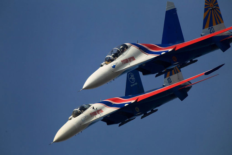 11月14日，俄罗斯勇士表演队的苏27表演空中特技。    李建束/CFP
