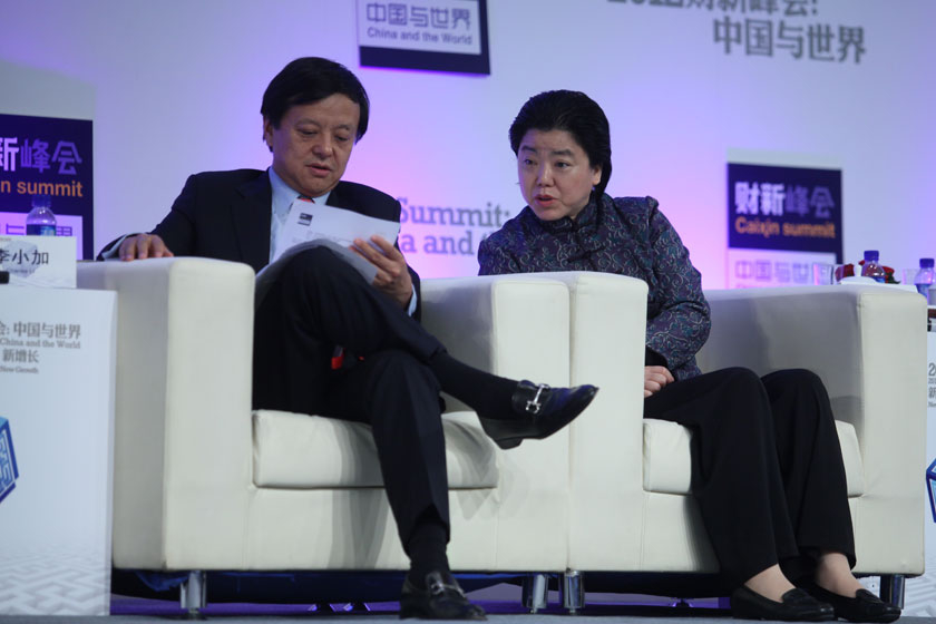 11月17日，李小加（左）和宋丽萍。     牛光/财新记者_议题：多层次资本市场
