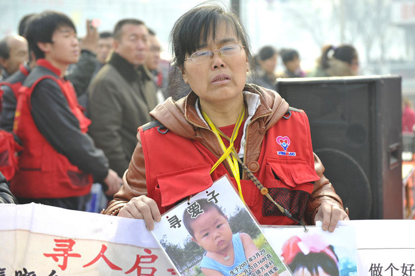 11月18日,太原,多名丢失孩子的家长组成寻子团搭车展开全国寻子活动.