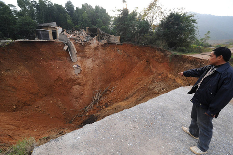 长沙地面塌陷“吞噬”两层楼房