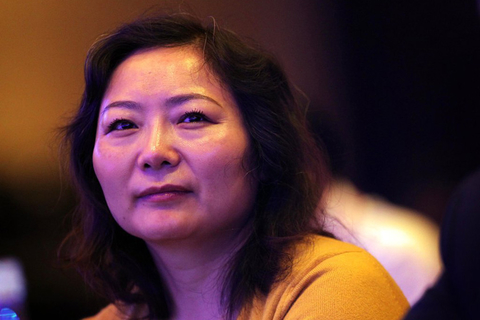 龙湖地产董事会主席吴亚军，前夫蔡奎持有龙湖15.62亿股股份，约合市值223亿港元（截止2012年11月19日）。