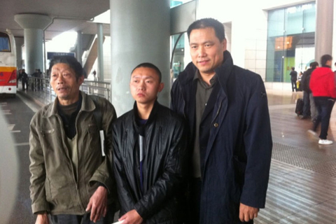 11月20日，任建宇诉重庆市劳教委，代理律师浦志强赶到重庆机场。    满羿/CFP
