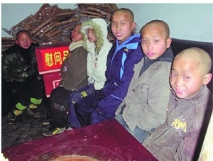 五名少年于今年1月在贵州毕节七星关区民政局安置点与另一名流浪儿的合影。