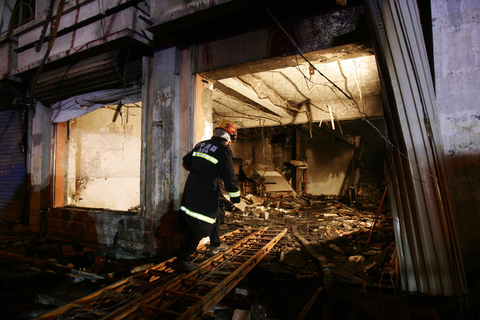 2012年11月23日19时52分，山西省晋中市寿阳县一家名为喜羊羊的火锅店忽然发生爆炸燃烧事故。图为爆炸现场。