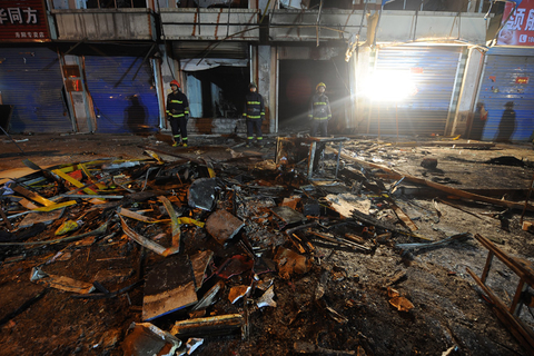 2012年11月23日19时52分，山西省晋中市寿阳县一家名为喜羊羊的火锅店忽然发生爆炸燃烧事故。图为爆炸现场。