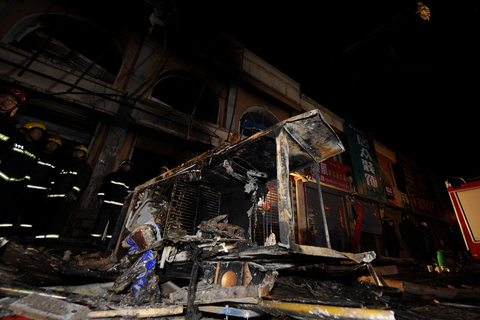 2012年11月23日19时52分，山西省晋中市寿阳县一家名为喜羊羊的火锅店忽然发生爆炸燃烧事故。图为爆炸现场。